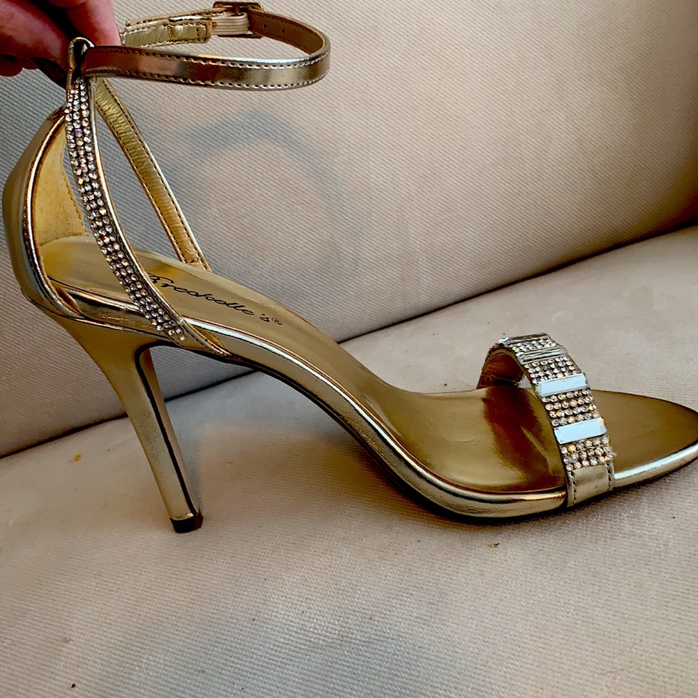 NWT Breckelle’s Yvette Gold & rhinestone stiletto